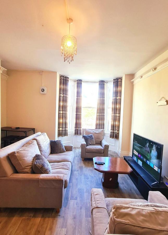 חלנדודנו St Hilary Central Apartments מראה חיצוני תמונה